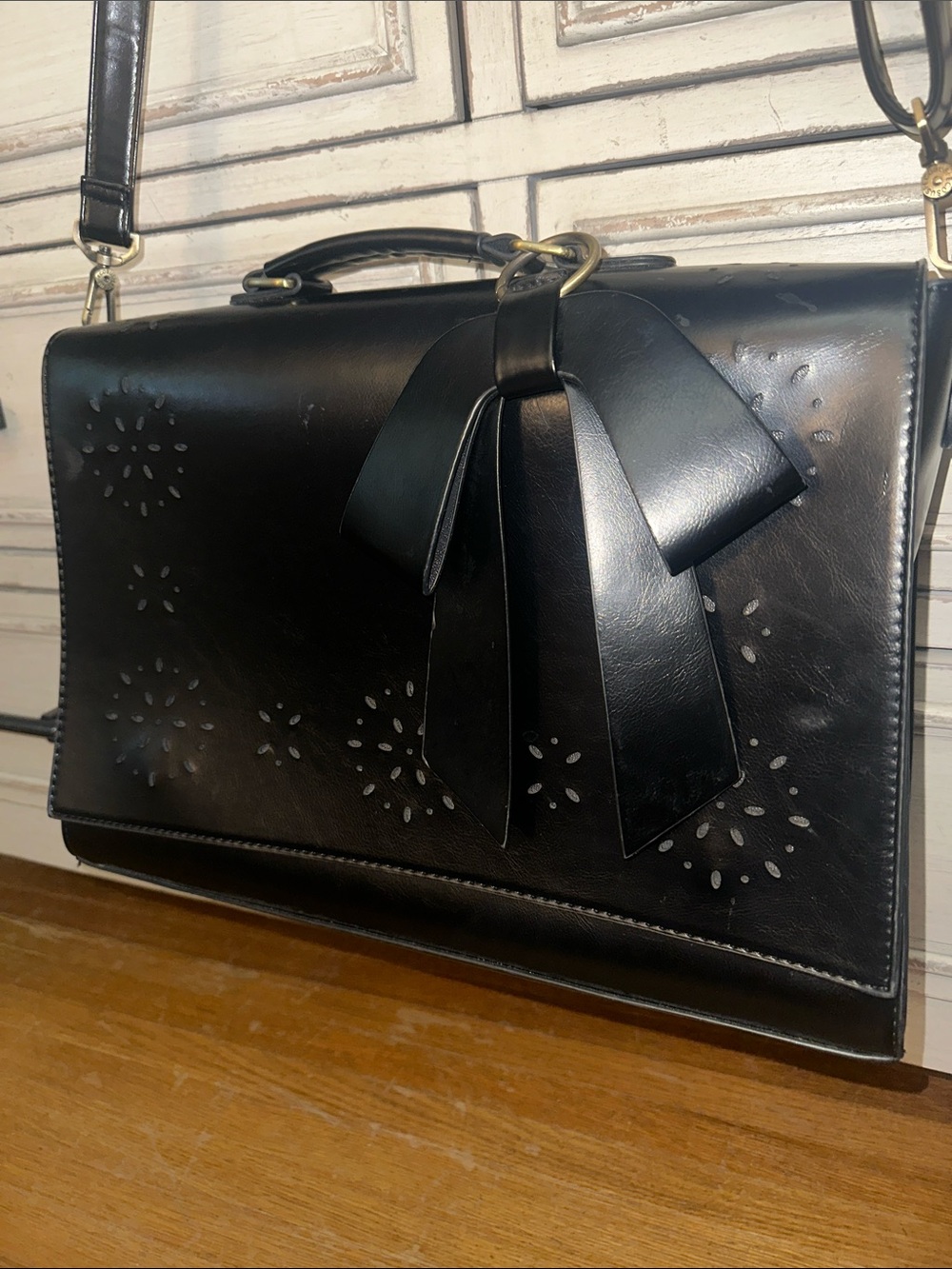 🎀 Black Vegan Leather Messenger Bag